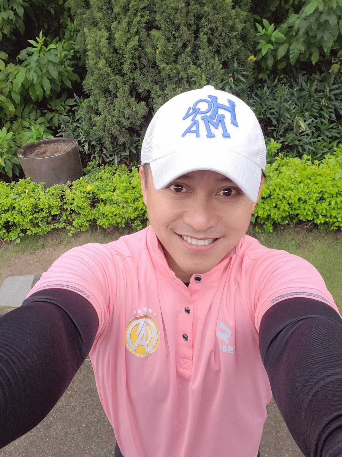 Ca sĩ Tuấn Hưng khoe thích mặc áo màu hồng bởi anh thích cuộc đời lúc nào cũng thật hồng tươi.