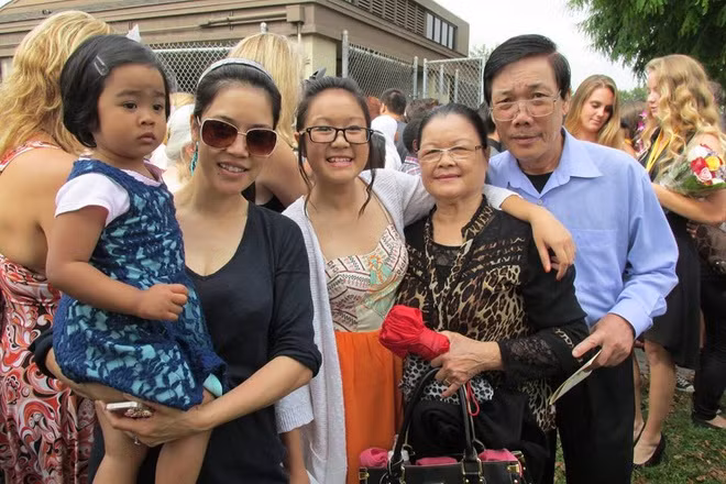 Cô bé 14 tuổi trong lễ tốt nghiệp. Thanh Thảo cùng anh trai Duy Hải là trái ngọt hôn nhân của ca sĩ Thu Phương và chồng cũ Huy MC. Sau khi hôn nhân tan vỡ, cặp nhóc tỳ của giọng ca Chưa bao giờ ở lại Việt Nam cùng bố. Năm 2008, thay mặt Thu Phương, Dũng Taylor về Việt Nam mang hai con riêng của vợ sang Mỹ đoàn tụ. Ngoài ra, cặp đôi còn có với nhau hai người con là Gia Bảo (bé trai) và Hailey Thanh (bé gái).