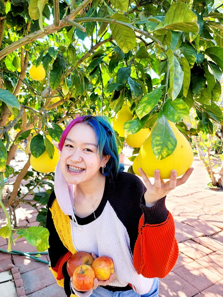 Đáng chú ý hơn cả là khoảnh khắc lộ diện hiếm hoi của con gái Thu Phương. Trong ảnh, cô gái trẻ xuất hiện với hình thức "nổi loạn", mái tóc nhuộm hồng - xanh, xỏ nhiều khuyên ở mũi. Hình ảnh sau khi được Dũng Taylor chia sẻ khiến nhiều người bất ngờ, bởi cô bé mộc mạc ngày nào nay trở nên khác lạ. Được biết ái nữ nhà Thu Phương tên Thanh Thảo (tên tiếng Anh là Shirley), năm nay 21 tuổi. Thanh Thảo là trái ngọt hôn nhân của giọng ca Chưa bao giờ và chồng cũ Huy MC.