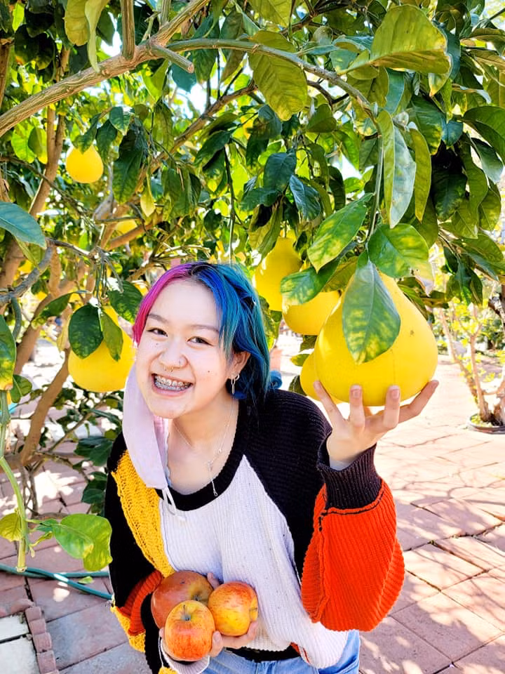 Đáng chú ý hơn cả là khoảnh khắc lộ diện hiếm hoi của con gái Thu Phương. Trong ảnh, cô gái trẻ xuất hiện với hình thức "nổi loạn", mái tóc nhuộm hồng - xanh, xỏ nhiều khuyên ở mũi. Hình ảnh sau khi được Dũng Taylor chia sẻ khiến nhiều người bất ngờ, bởi cô bé mộc mạc ngày nào nay trở nên khác lạ. Được biết ái nữ nhà Thu Phương tên Thanh Thảo (tên tiếng Anh là Shirley), năm nay 21 tuổi. Thanh Thảo là trái ngọt hôn nhân của giọng ca Chưa bao giờ và chồng cũ Huy MC.