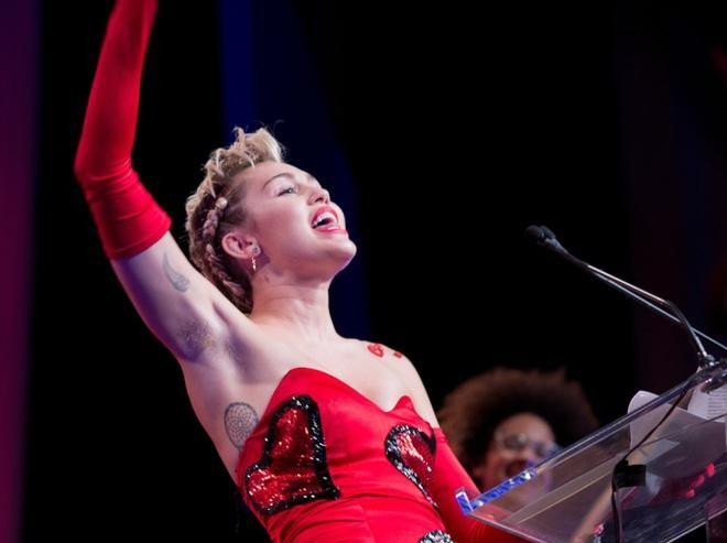 Ngay cả trên sân khấu, người đẹp cũng luôn muốn khoe ra mốt làm đẹp độc đáo của mình.