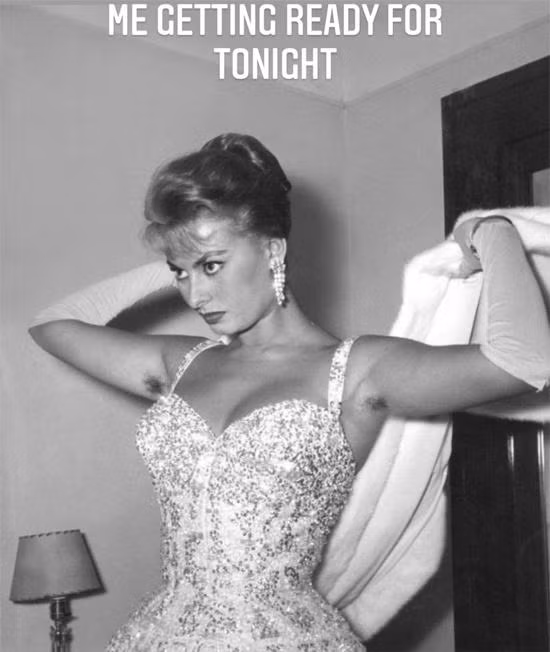 Minh tinh Sophia Loren khoe lông nách trên thảm đỏ Liên hoan phim Cannes 1955.