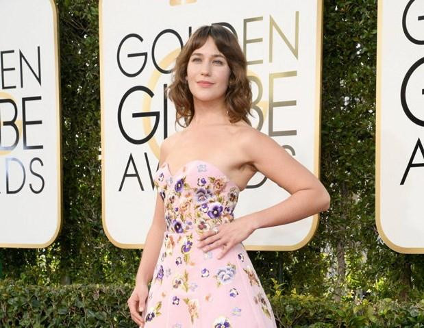 rên thảm đỏ của buổi lễ trao giải Quả Cầu Vàng lần thứ 74, nữ diễn viên 26 tuổi Lola Kirke khiến khán giả kinh ngạc, không phải bởi chiếc váy tuyệt đẹp cô đang mặc trên người, mà là phần da dưới cánh tay chưa được "dọn dẹp" của mình.