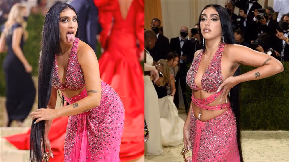 Cô tự tin khoe cá tính trước ống kính máy quay. Bộ váy hồng đậm đính đá lấp lánh cũng không thể nào thu hút sự chú ý bằng phần dưới cánh tay rậm rạp như rừng rậm amazon của chân dài này.