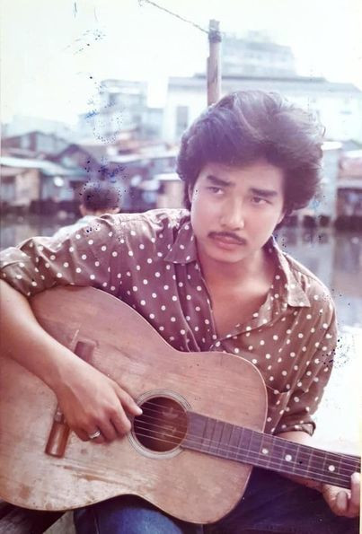 NSND Hồng Vân đăng kèm bức hình ông xã ngày trẻ kèm status: "Cặp đôi trai tài gái sắc".