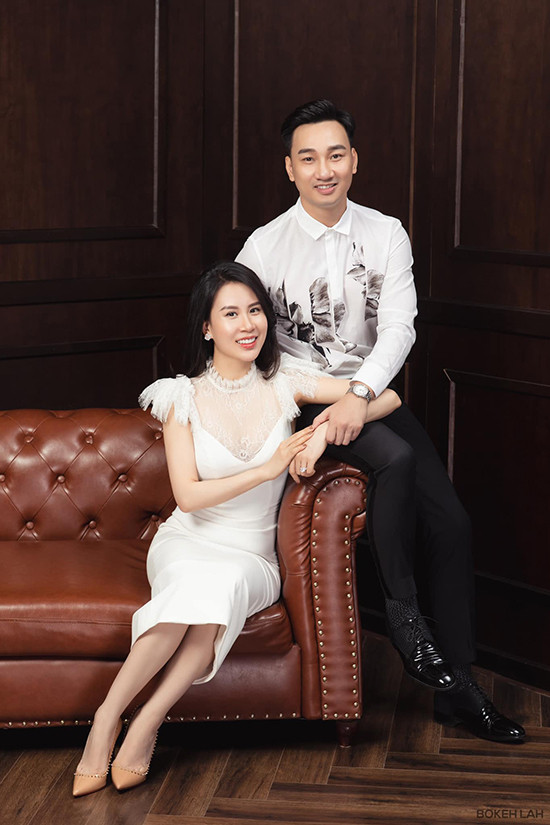 "Đến hết cuộc đời này, em phải ở bên chăm sóc, yêu thương ba con anh và hương khói cho tổ tiên dòng họ Võ còn anh thì phấn đấu hơn nữa để tất cả những gì anh có sẽ là của mẹ con em. Em yên tâm nhé", MC Thành Trung nhắn gửi bà xã Ngọc Hương nhân kỷ niệm 4 năm ngày cưới.