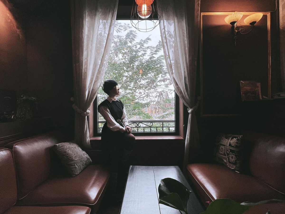 Ngọc Khuê chụp ảnh chill chill bên cửa sổ.
