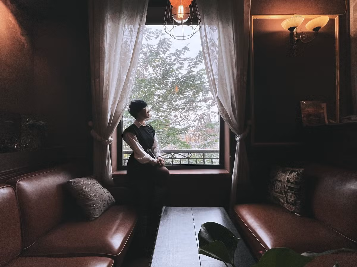 Ngọc Khuê chụp ảnh chill chill bên cửa sổ.