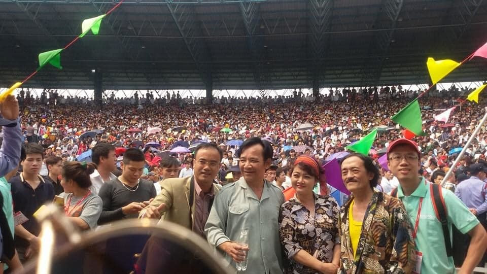 Bệnh tật không đi diễn được, nghệ sĩ Giang Còi nhớ sân khấu có hơn 150.000 khán giả mà chỉ có mỗi 2 người bạn diễn - nghệ sĩ Quang Tèo và Trà My.