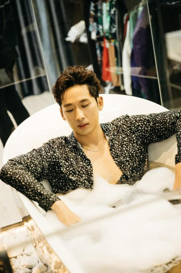 Tuấn Trần tung loạt ảnh nam thần sau thành công của phim Bố già: "Chụp vậy thôi chứ... lạnh lắm. Ngâm bồn mà bật máy lạnh nên Quắn... quéo".