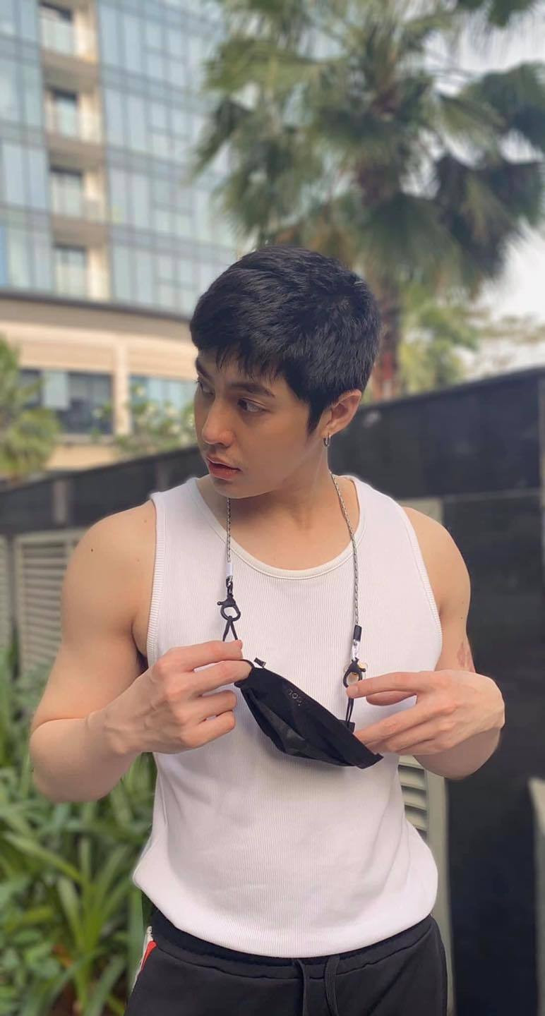 Noo Phước Thịnh đăng ảnh ngây ngô kèm chia sẻ: ''Nhận nuôi đi ... hứa ngoan''.