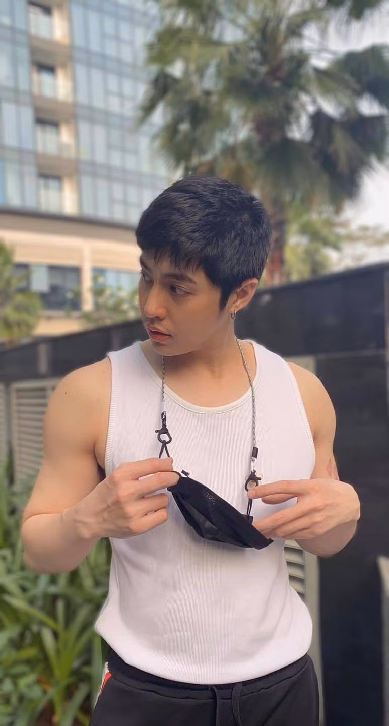 Noo Phước Thịnh đăng ảnh ngây ngô kèm chia sẻ: ''Nhận nuôi đi ... hứa ngoan''.