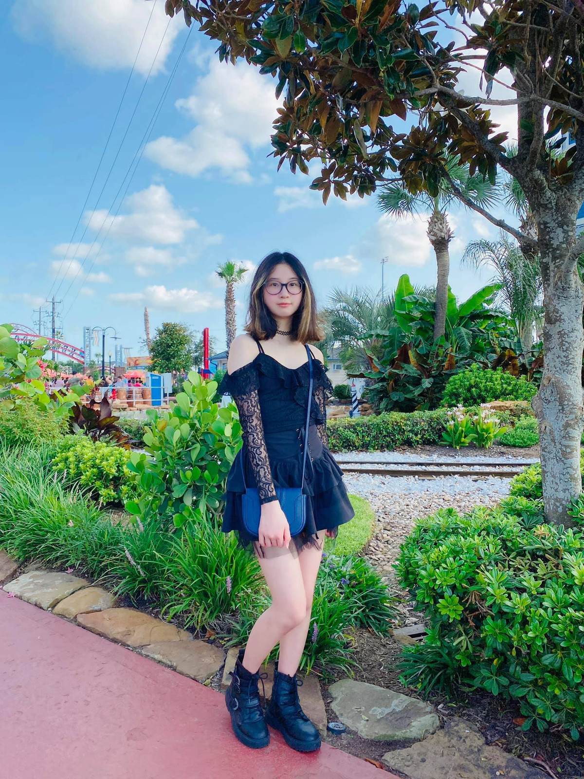 Bảo Ngọc diện trang phục cá tính, khoe lợi thế đôi chân dài và làn da trắng sáng.