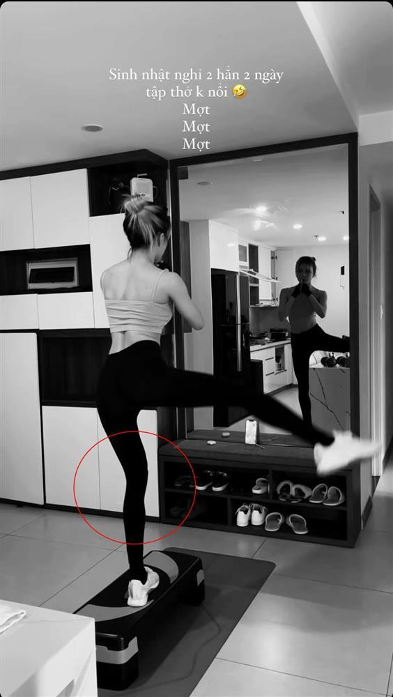 Kèm theo đó người đẹp quay clip tập squat với bục khoe vòng 3 gợi cảm. Nữ ca sĩ diện bộ đồ tập bó sát, nhưng điều khiến khán giả chú ý lại là đôi chân gầy tong teo của cô. Hơn nữa diện chiếc quần tập màu đen ôm sát, đôi chân của giọng ca Một mình có buồn không.