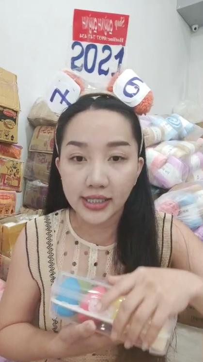 Vợ Lê Dương Bảo Lâm livestream "chốt đơn" ầm ầm dù bị cấm bán hàng - Hình 5 Vo Le Duong Bao Lam livestream