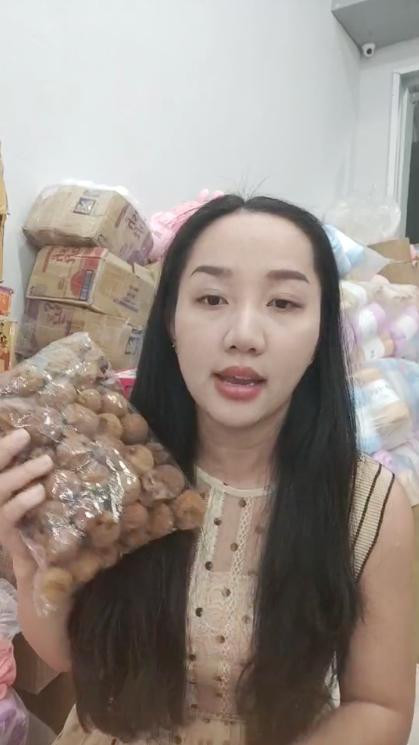 Vợ Lê Dương Bảo Lâm livestream "chốt đơn" ầm ầm dù bị cấm bán hàng - Hình 7 Vo Le Duong Bao Lam livestream