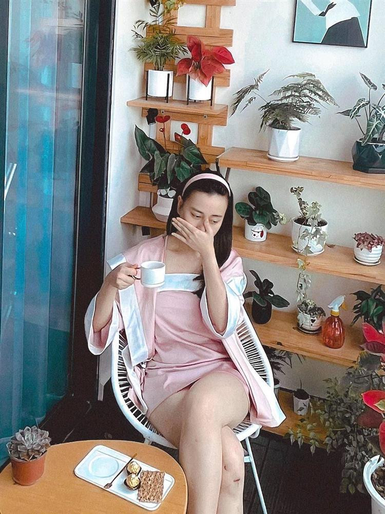 Phương Oanh từng rất háo hức cho Phương Nam diện những món đồ hiệu của mình ở ngoài đời sau khi cuộc đời trong phim sang trang. Tuy nhiên, fan ước gì cô cũng bê được mấy bộ đồ ngủ ngoài đời vào phim cho fan được nhờ.