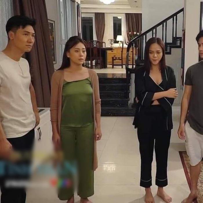 rong một phân cảnh của tập 34, Nam khiến khán giả "sửng sốt" khi diện một bộ đồ ngủ kém duyên xuất hiện ở phòng khách. Cô nàng mặc dạng quần áo có chất liệu phi bóng xanh kèm với áo khoác cardigan nâu. Cách phối đồ này khiến Phương Oanh trông rất luộm thuộm, thậm chí là kiểu dáng còn khiến người xem "đỏ mặt".