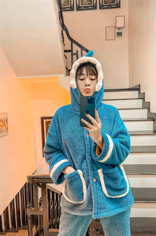 Mỹ nhân sinh năm 1989 còn có bộ đồ ngủ xì tin đến thế này đây.