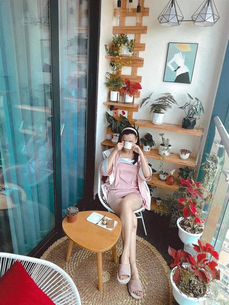 Một trong những khoảnh khắc hiếm hoi mặc đồ ngủ được diễn viên Phương Oanh chia sẻ trên trang cá nhân cho thấy gu thẩm mỹ của nữ diễn viên đâu phải dạng tồi. Vẫn là combo đồ ngủ 2 dây và áo khoác ngoài mà nhìn "sang-xịn-mịn" gấp mấy.