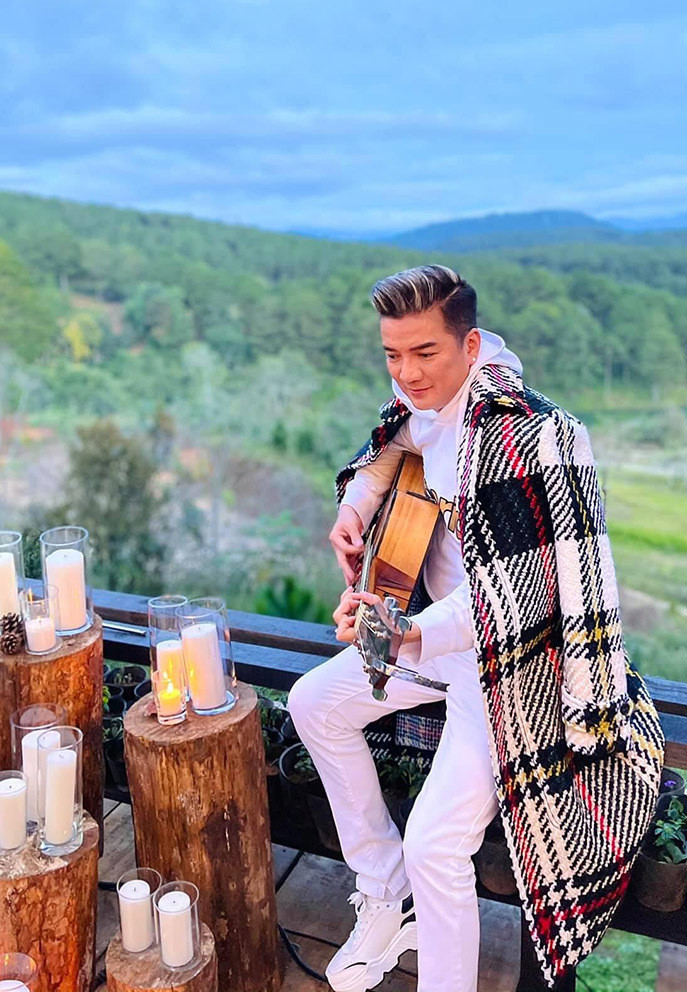 Sao Việt hôm nay 19/6: Đàm Vĩnh Hưng đắm chìm với tiếng đàn giữa khung cảnh thiên nhiên Đà Lạt.