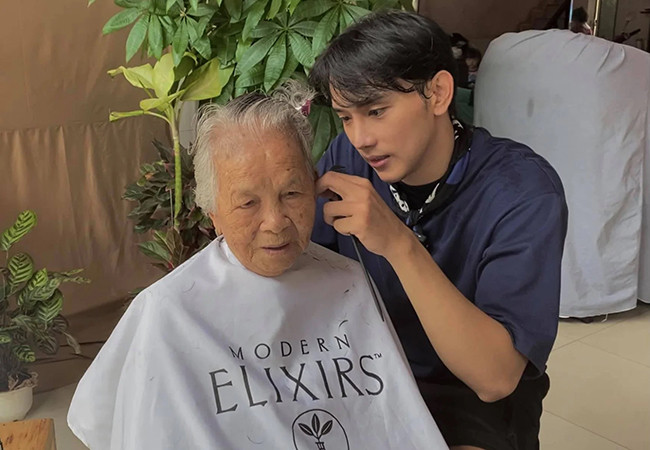 Thuận Nguyễn tự tay cắt tóc cho bà nội trong mùa dịch.