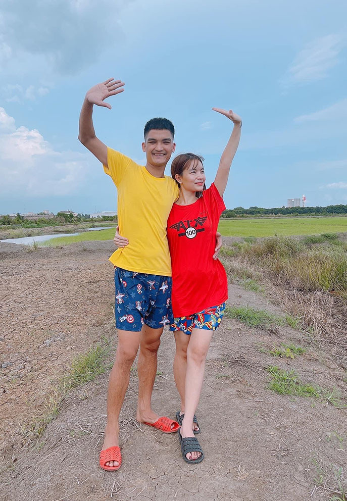 Vợ chồng Mạc Văn Khoa có khoảnh khắc tình cảm hiếm hoi bên nhau kể từ khi có con gái.