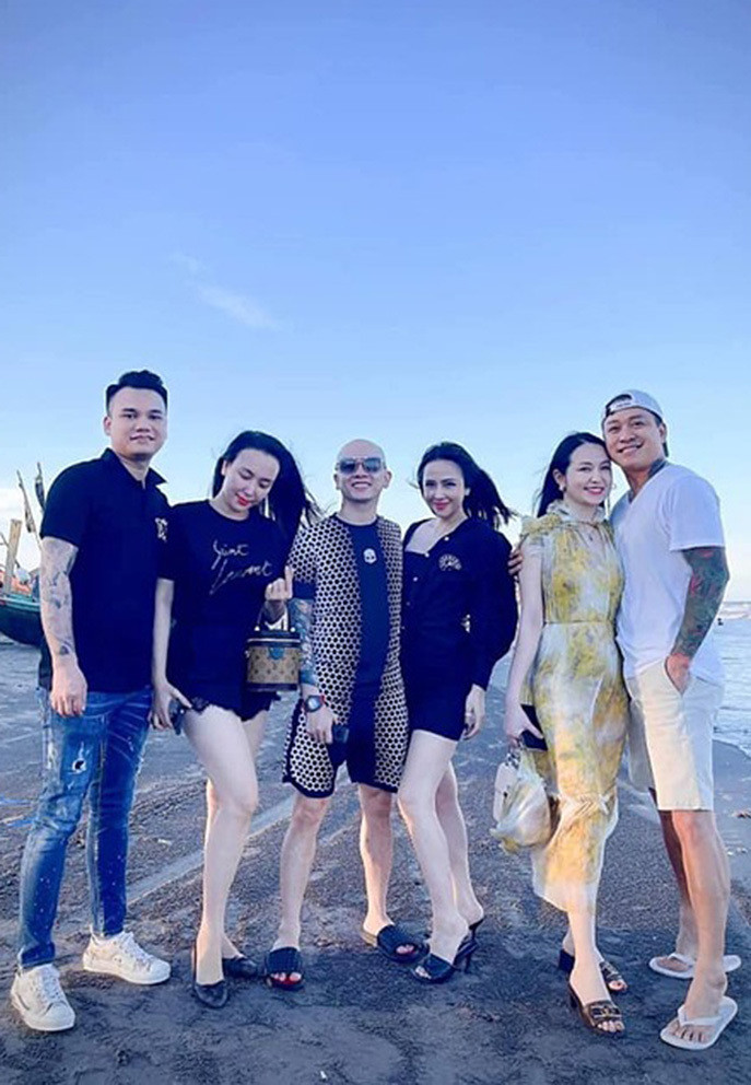 Tuấn Hưng nhớ những chuyến du lịch biển cùng bà xã và vợ chồng bạn thân Khắc Việt.