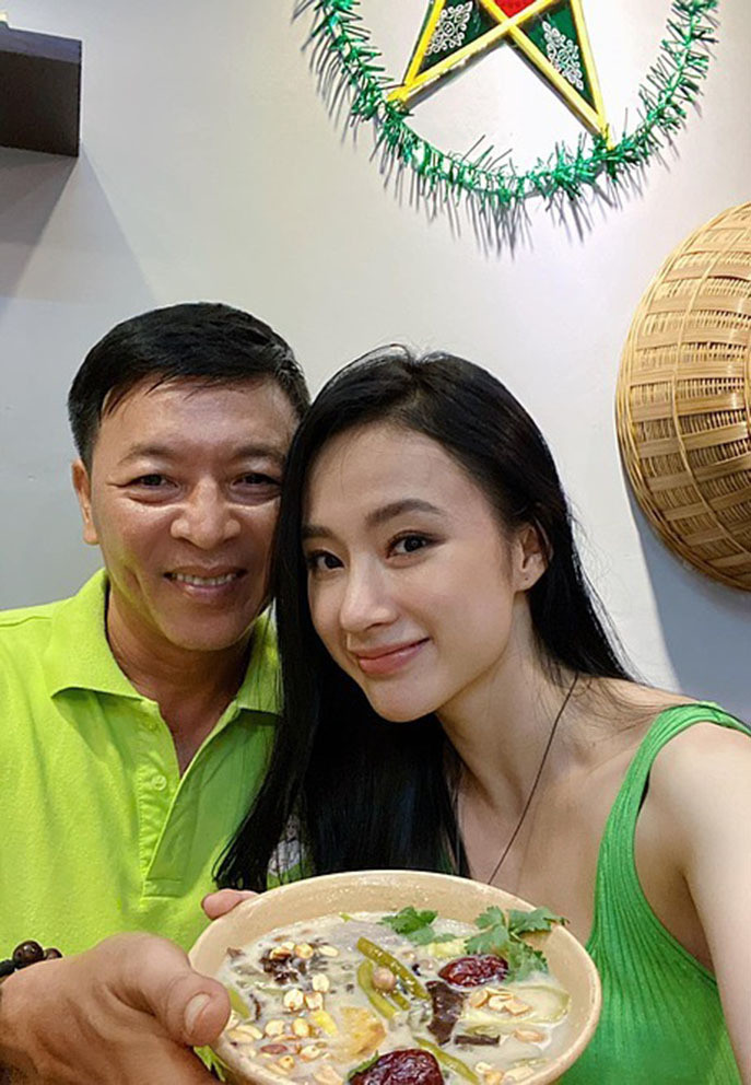 Angela Phương Trinh thích thú với món chay do bố vào bếp nấu.
