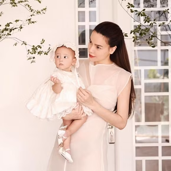 Mới 7 tháng tuổi, Lisa - con gái Hồ Ngọc Hà được đầu tư cả tủ quần áo cùng phụ kiện giày, nón đa dạng kiểu dáng. Cô bé còn được ví là Hồ Ngọc Hà 'mini' vì có mắt to, miệng cười giống y hệt mẹ.