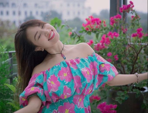 Sau 8 năm ly hôn, nữ MC quyết định đi bước nữa với một doanh nhân trong lĩnh vực giáo dục sau một năm hẹn hò. Vân Hugo chuyển vào TP.HCM sống cùng ông xã từ cuối năm ngoái nhưng chưa tổ chức đám cưới.