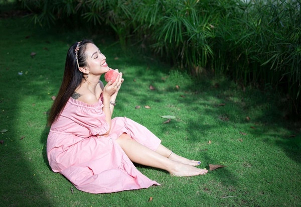 Sau lần đổ vỡ hôn nhân đầu tiên, Thanh Vân hiện tại hạnh phúc bên người bạn đời mới của mình. Bằng chứng là trong các bộ ảnh gần đây, nữ MC luôn nở nụ cười rạng rỡ, thần sắc hạnh phúc, viên mãn. Sự quan tâm, sẻ chia và thấu hiểu của ông xã mang lại cho cô cảm giác bình yên.