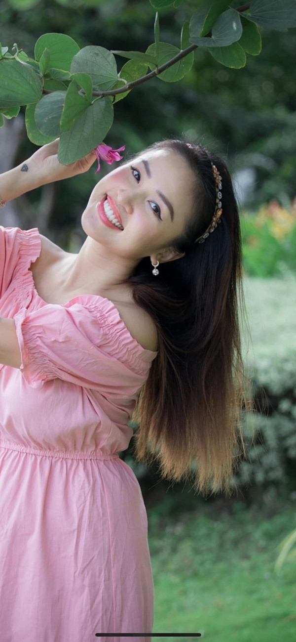 Những ngày ở nhà tránh dịch là quãng thời gian khó quên đối với gia đình cô. Ngày thường, chồng doanh nhân của cô rất bận nên thời gian này, anh bù đắp bằng việc vào bếp nấu ăn. Anh còn là người đảm nhận việc trồng trọt, tưới nước và chăm sóc vườn hoa của gia đình. Ngoài những chậu hoa trang trí trong nhà, ông xã còn tặng cô một vườn hồng với hàng chục loại giống khác nhau.