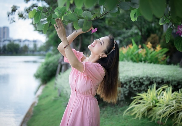 Vân Hugo ưa chuộng các thiết kế váy dài nữ tính. Cô không giấu được hạnh phúc qua các bức ảnh chồng chụp.