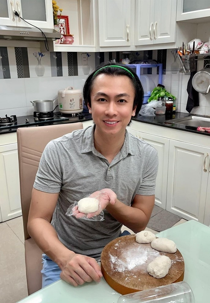 Hồ Việt Trung tự tay làm bánh cho con gái vì hàng quán đều đóng cửa.