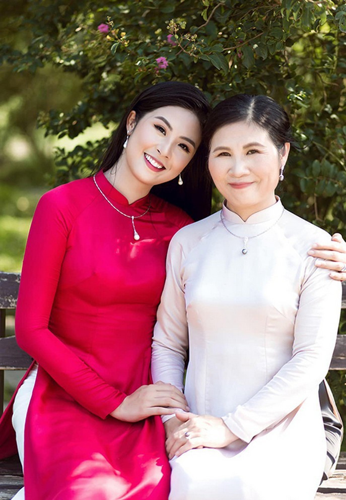 Hoa hậu Ngọc Hân rạng rỡ bên mẹ trong tháng Vu lan báo hiếu.