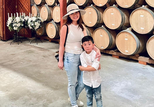 Sau ly hôn, nữ doanh nhân dành thời gian chăm sóc và đưa con trai đi du lịch nhiều nơi. Cô cùng Đan Trường vẫn giữ quan hệ tốt để cùng lo cho con.