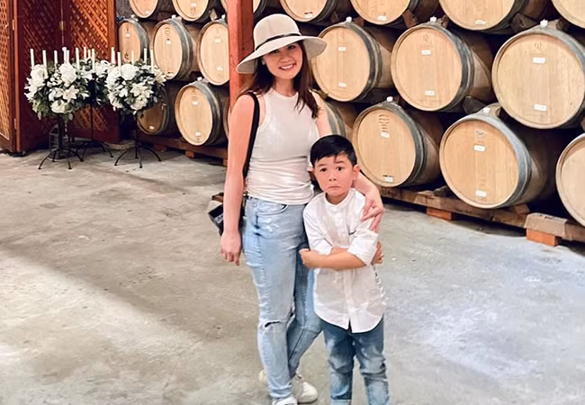 Sau ly hôn, nữ doanh nhân dành thời gian chăm sóc và đưa con trai đi du lịch nhiều nơi. Cô cùng Đan Trường vẫn giữ quan hệ tốt để cùng lo cho con.