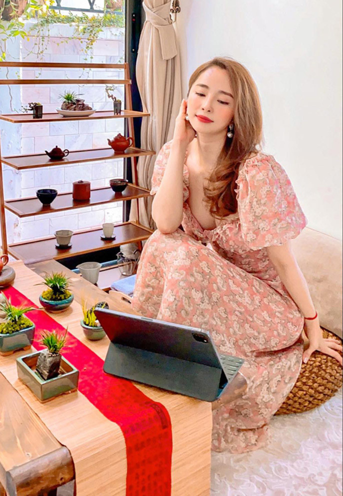 Diện váy hoa đơn giản xem phim, Quỳnh Nga vẫn được khen xinh và quyến rũ.