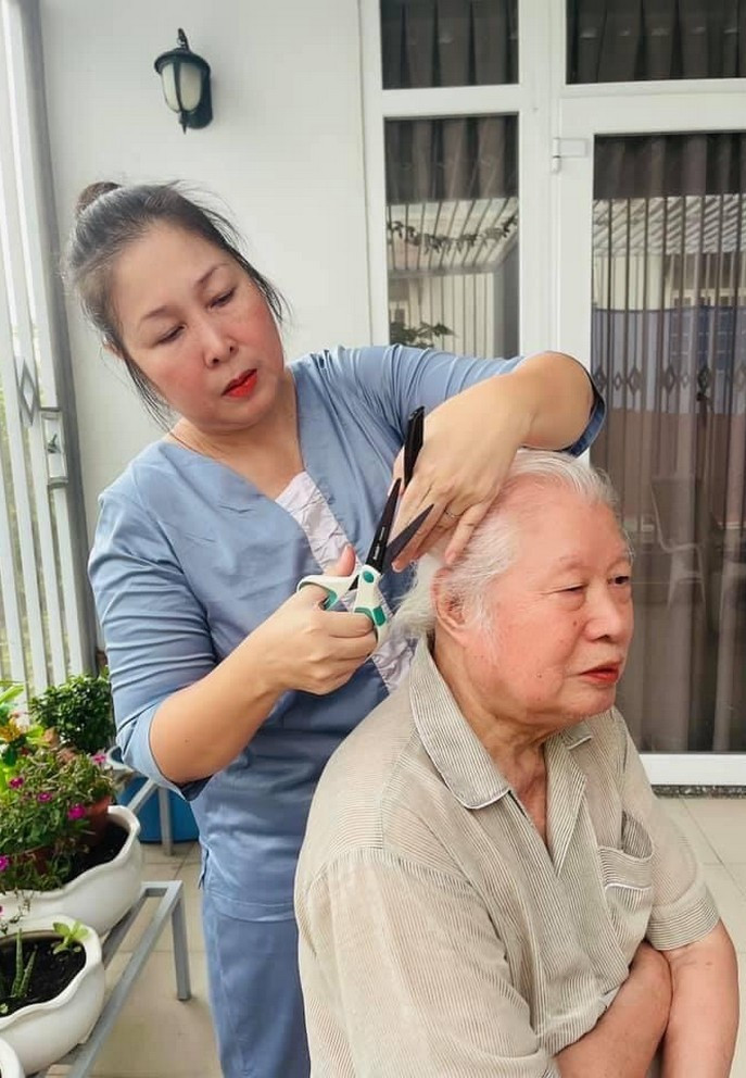 NSND Hồng Vân tự tay cắt tóc cho bố. Chị khoe được bố trả 50 nghìn tiền công.