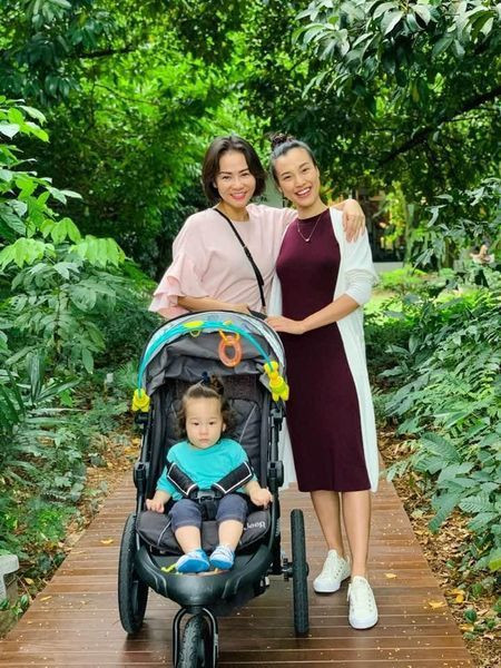 Thu Minh gặp gỡ mẹ con Á hậu Hoàng Oanh và nhận được lời khuyên: "Mình làm đứa nữa đi chị nhà ơi. Cho có người quậy cùng cu Gấu chứ quậy một mình sợ cậu buồn".