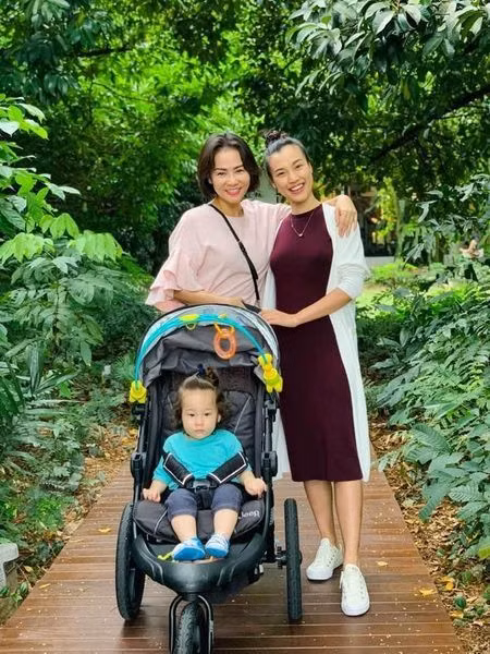 Thu Minh gặp gỡ mẹ con Á hậu Hoàng Oanh và nhận được lời khuyên: "Mình làm đứa nữa đi chị nhà ơi. Cho có người quậy cùng cu Gấu chứ quậy một mình sợ cậu buồn".