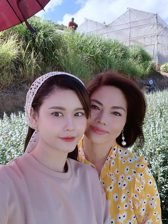 Quỳnh Anh hội ngộ ca sĩ Lệ Thu.