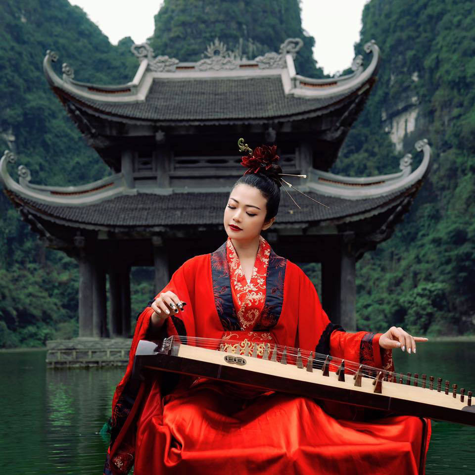 Diễn viên Kiều Anh chụp ảnh cổ trang tại Tràng An, Ninh Bình.