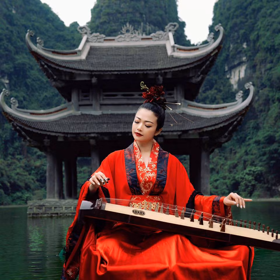 Diễn viên Kiều Anh chụp ảnh cổ trang tại Tràng An, Ninh Bình.