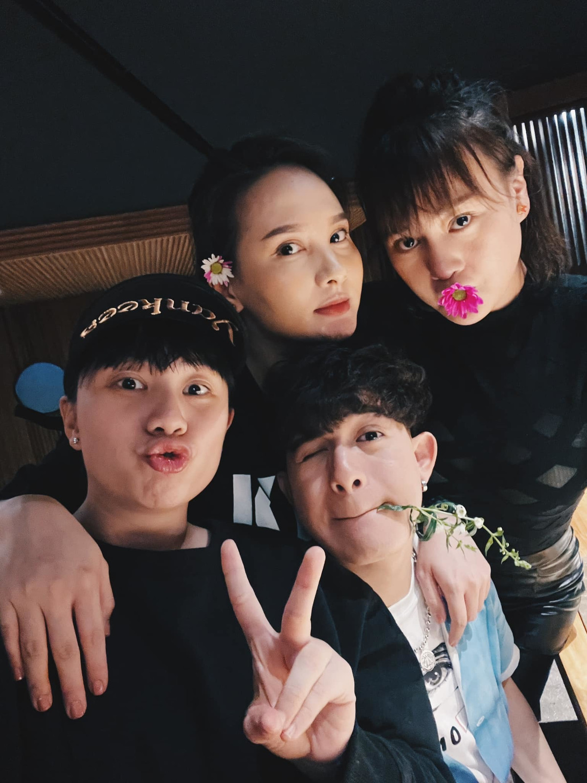 Sao Việt 11/3: Bảo Hân, Quang Anh, Phương Oanh và Bảo Thanh chụp ảnh ngộ nghĩnh.