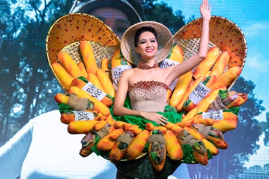 Thấy Khánh Vân thi Miss Universe, Hoa hậu H'Hen Niê lại bồi hồi nhớ lần "chinh chiến" vinh quang. Cô động viên các cô gái trẻ đừng ngần ngại đăng ký thi hoa hậu.