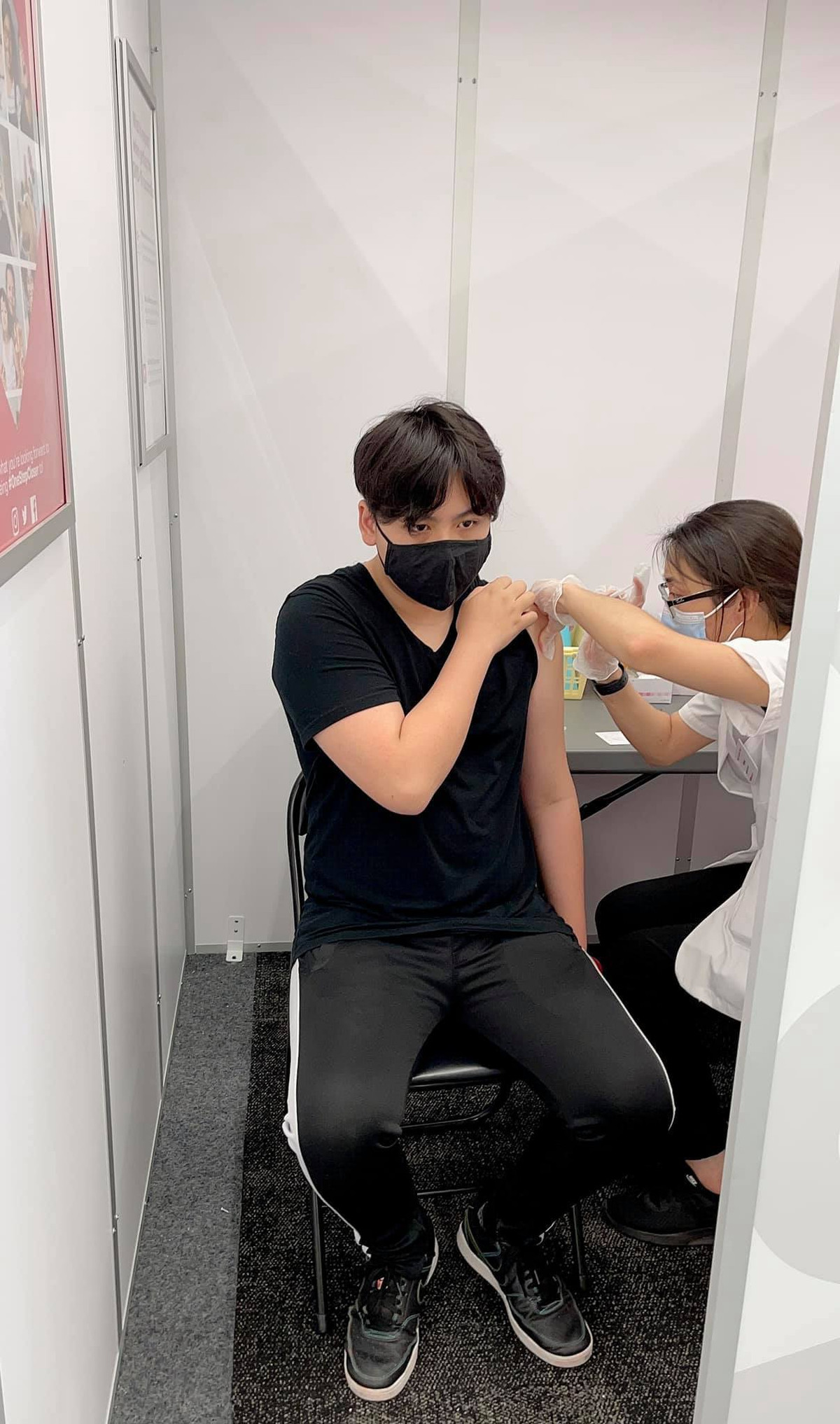 Trizzie Phương Trinh đưa Colin đi tiêm ngừa COVID-19.