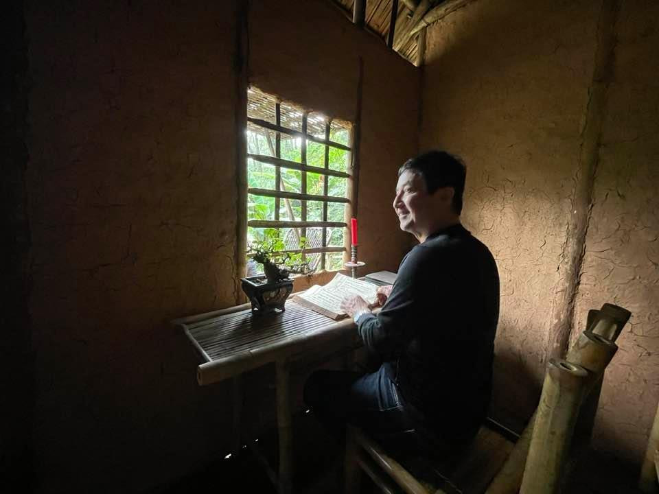 Chí Trung trải nghiệm không gian nhà cổ.