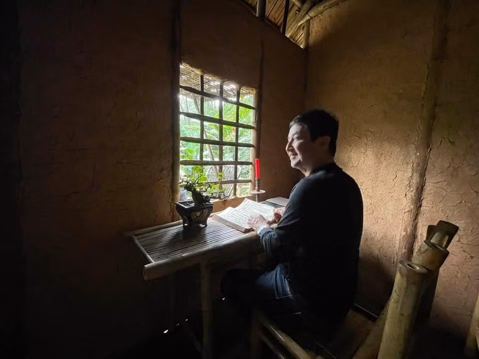 Chí Trung trải nghiệm không gian nhà cổ.